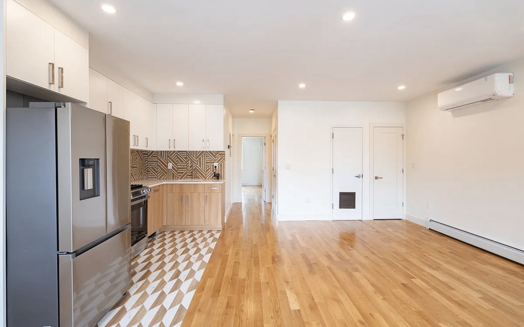 982 east 106th street - Photo 1