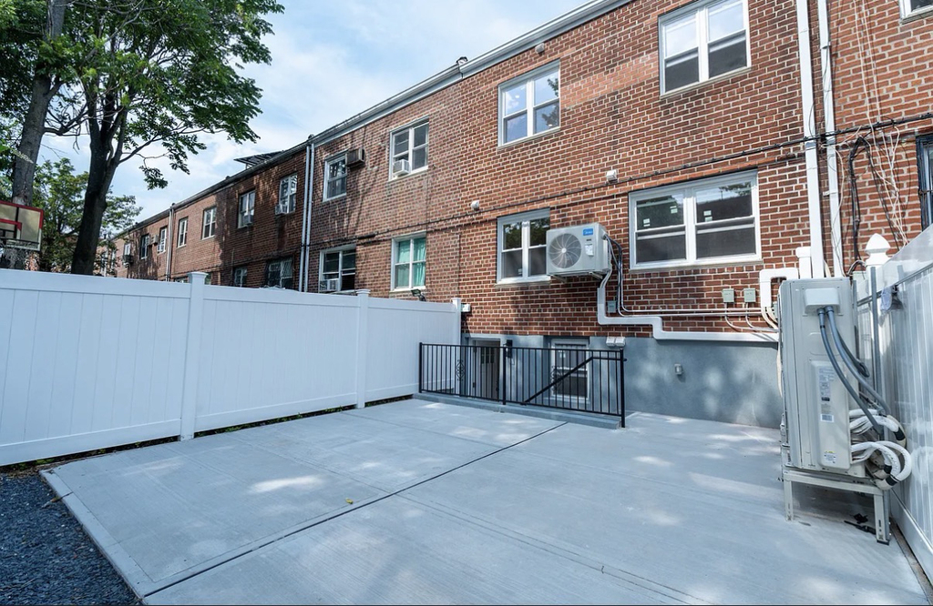 982 east 106th street - Photo 2