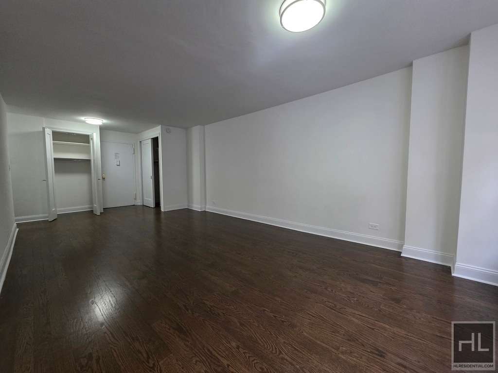 5 Avenue - Photo 2