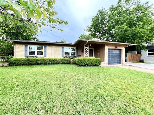 310 W 15th Street - Photo 1