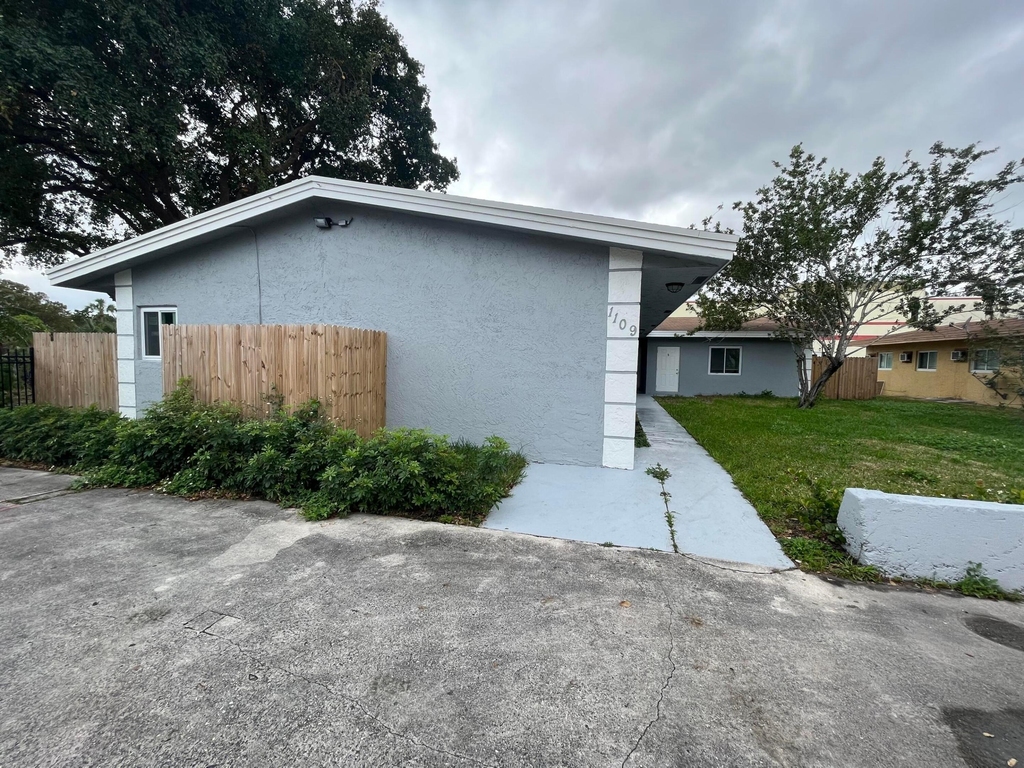 1109 Nw 6th Avenue - Photo 2