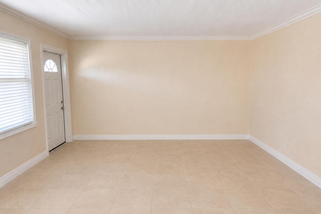 1221 Se 3rd Street - Photo 8
