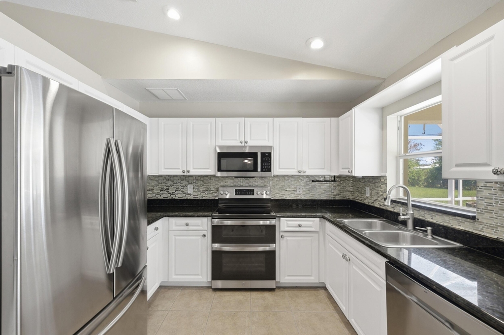 1707 Se Manth Lane - Photo 6