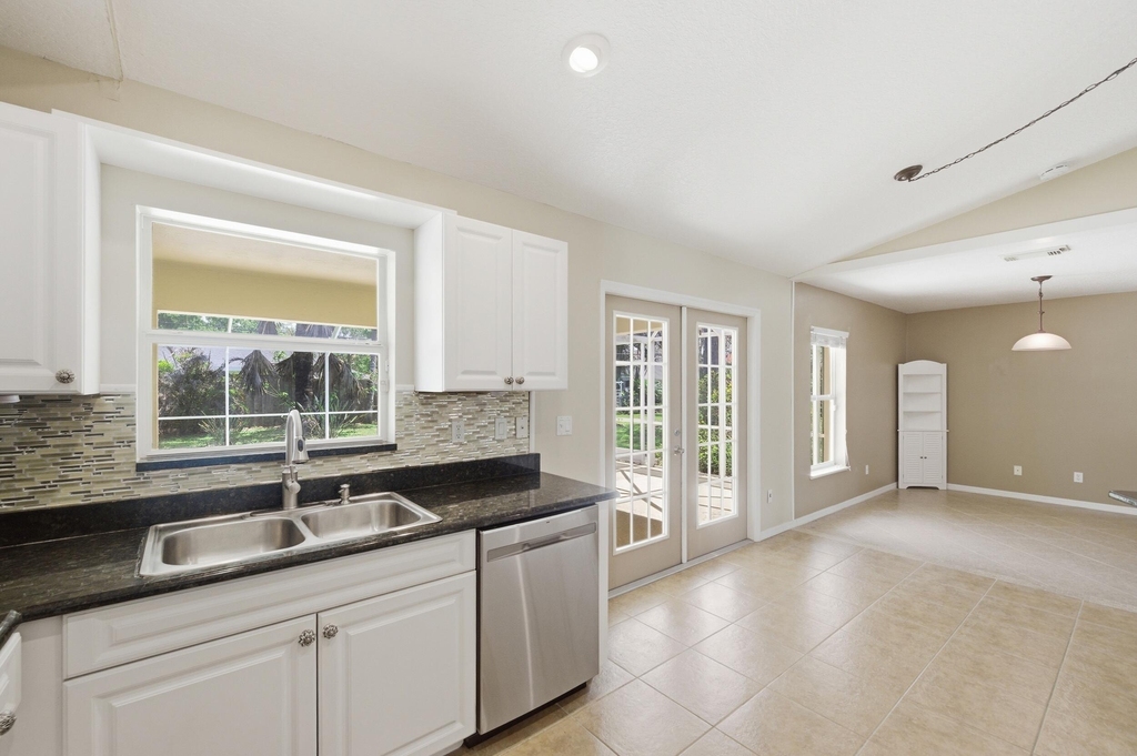 1707 Se Manth Lane - Photo 7