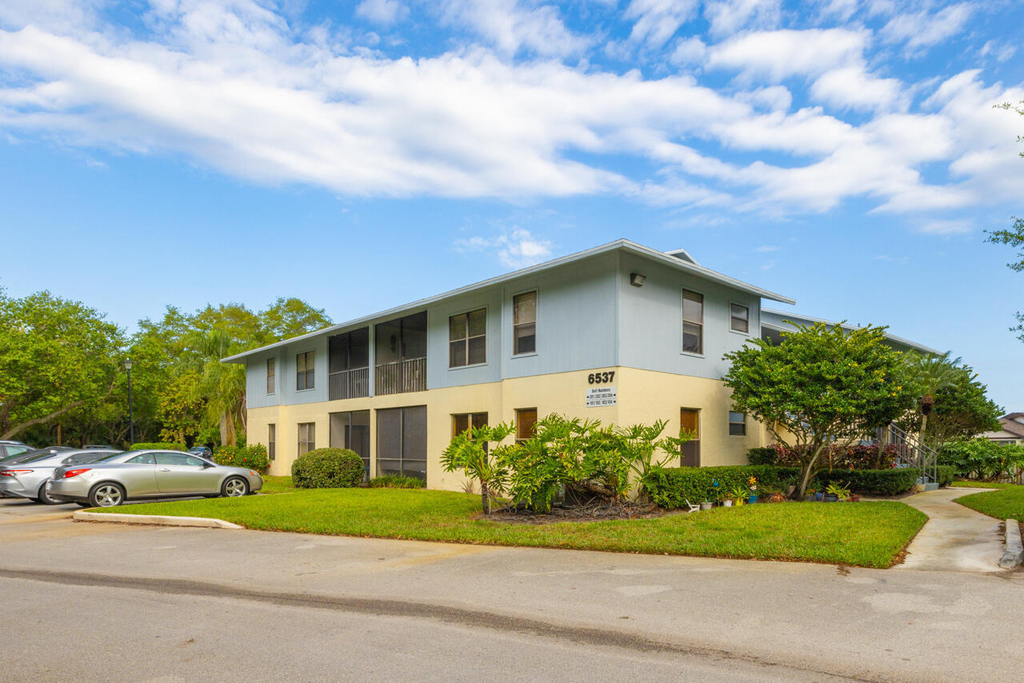 6537 Se Federal Highway - Photo 1