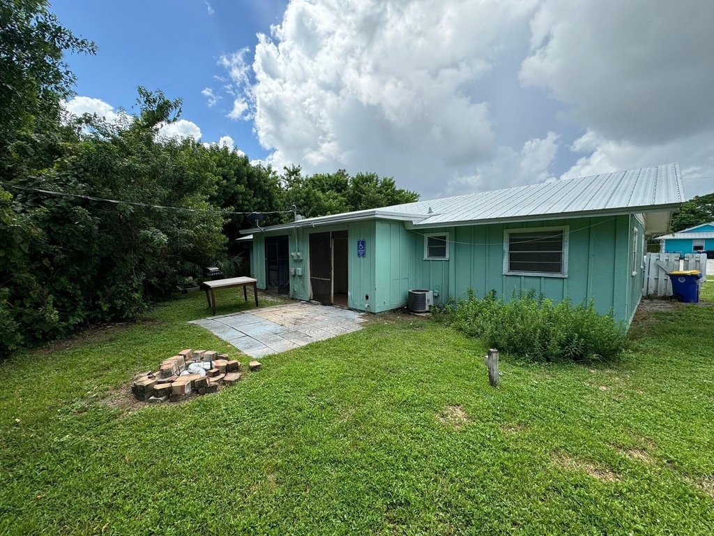3002 Se Camino Avenue - Photo 0