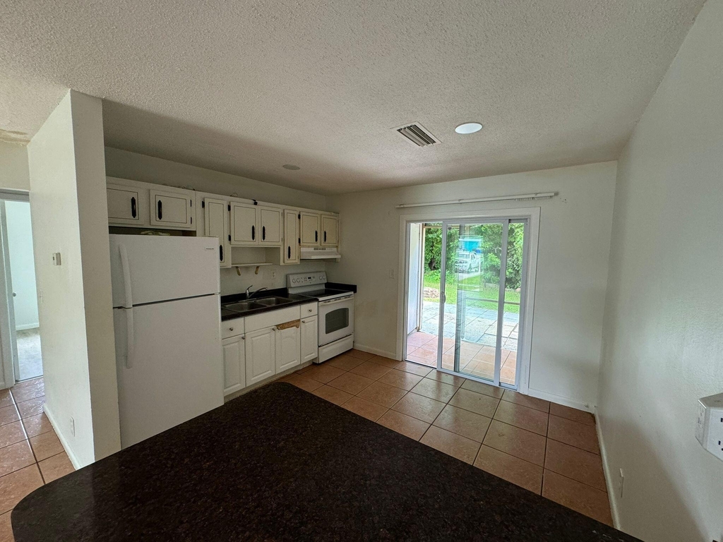 3002 Se Camino Avenue - Photo 2