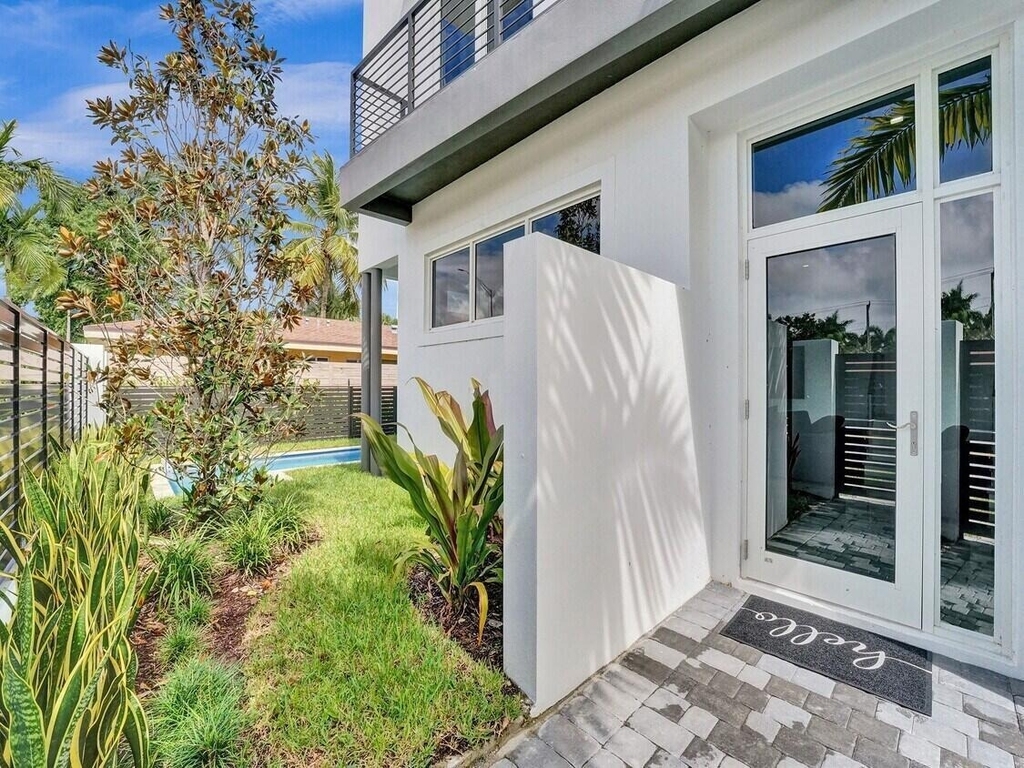 1220 Ne 15th Avenue - Photo 3