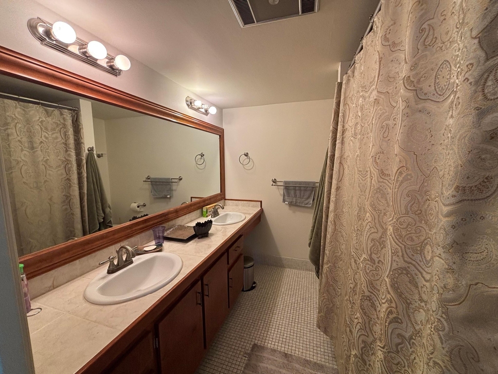 105 E Wellington - Photo 3