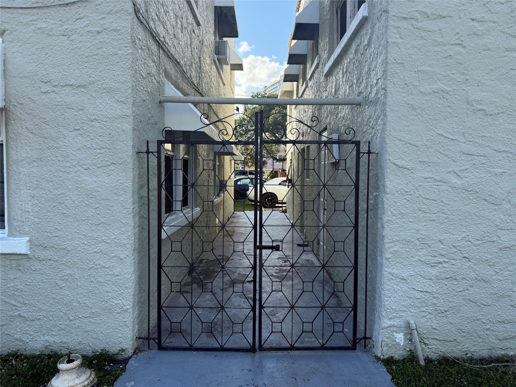 216 S 16th Avenue - Photo 1