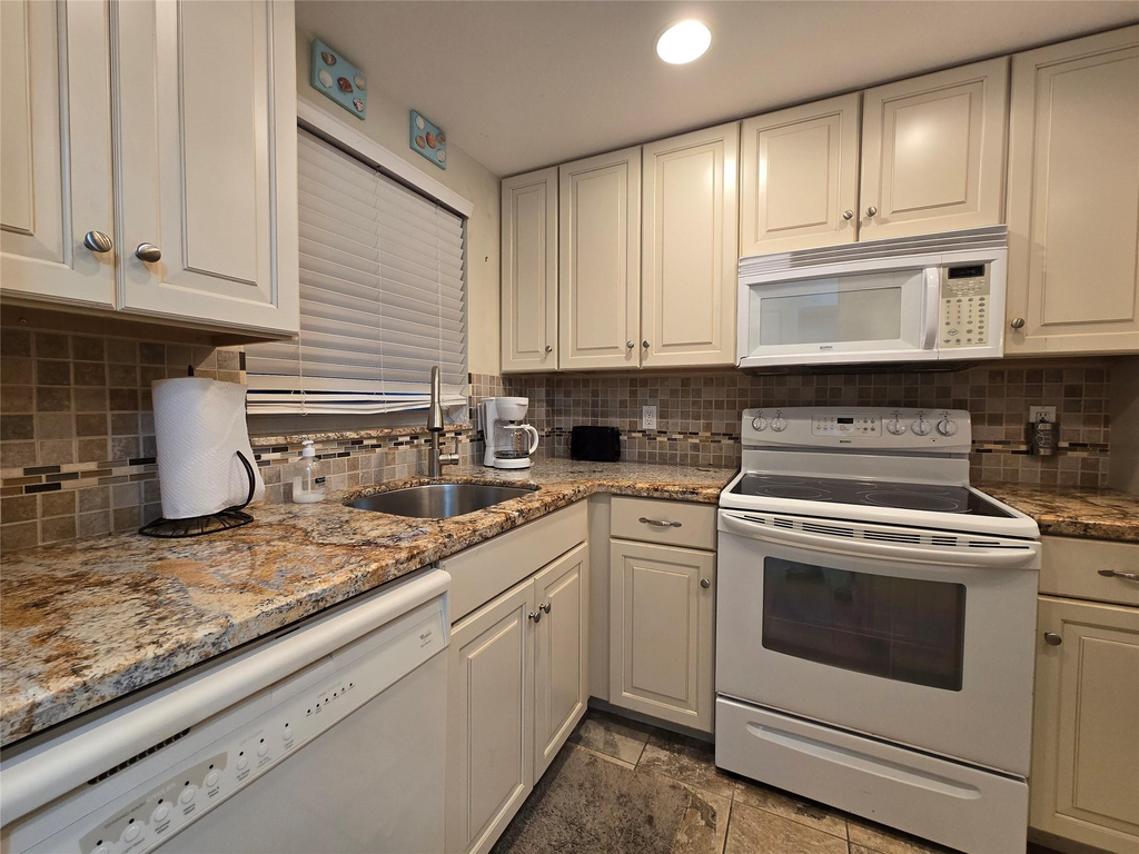 1161 Hillsboro Mile - Photo 4