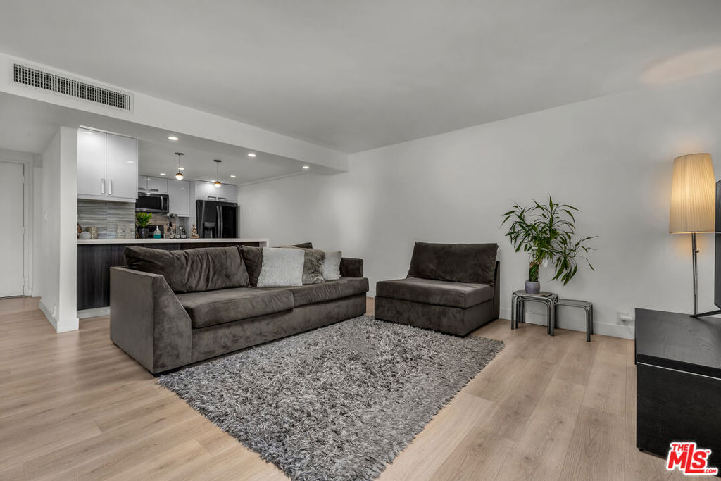 10535 Wilshire Boulevard - Photo 2