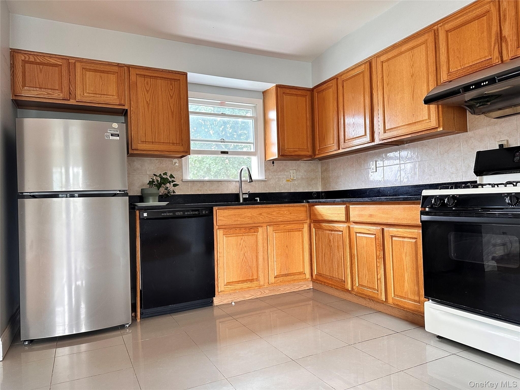133 Railroad Avenue - Photo 2