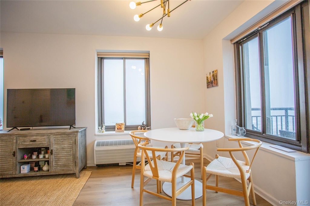 100 W Broadway - Photo 14