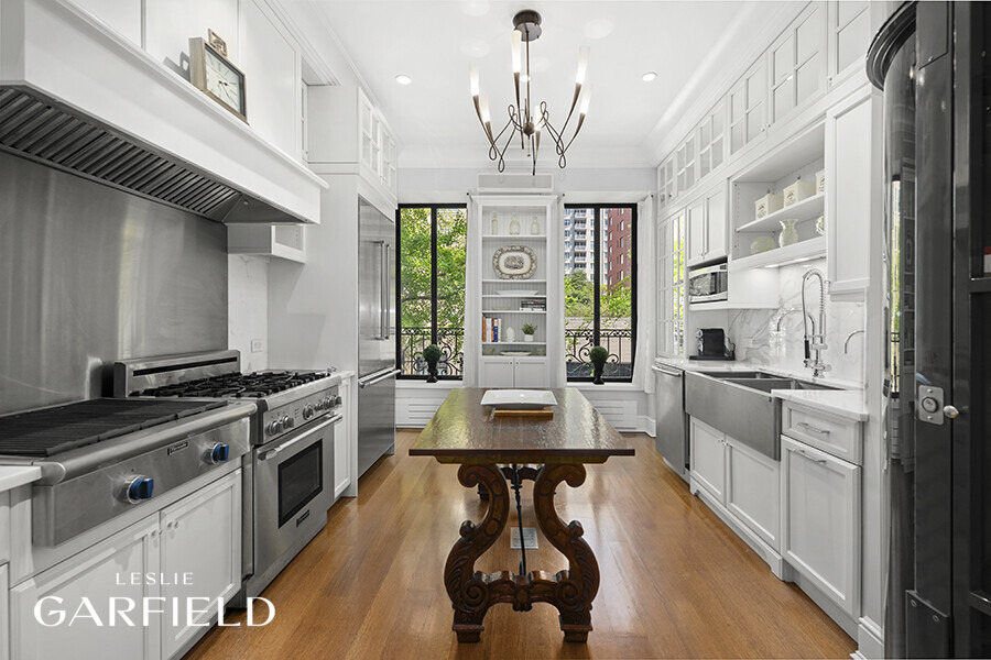 320 E 55th Street - Photo 2