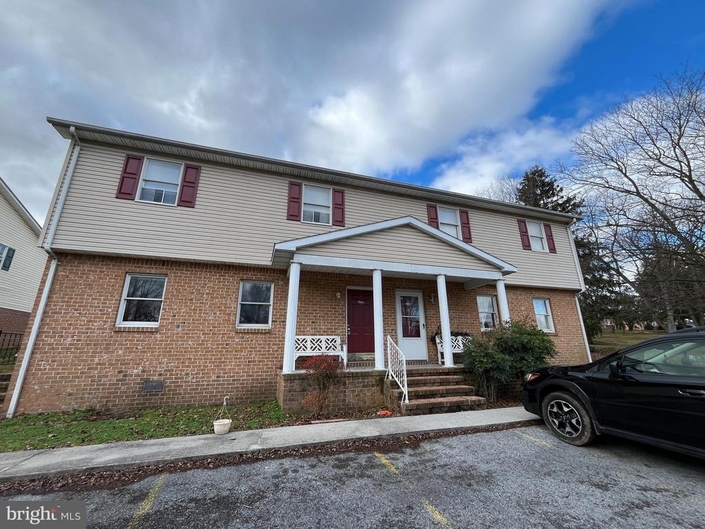 704a Thomas Ln - Photo 0