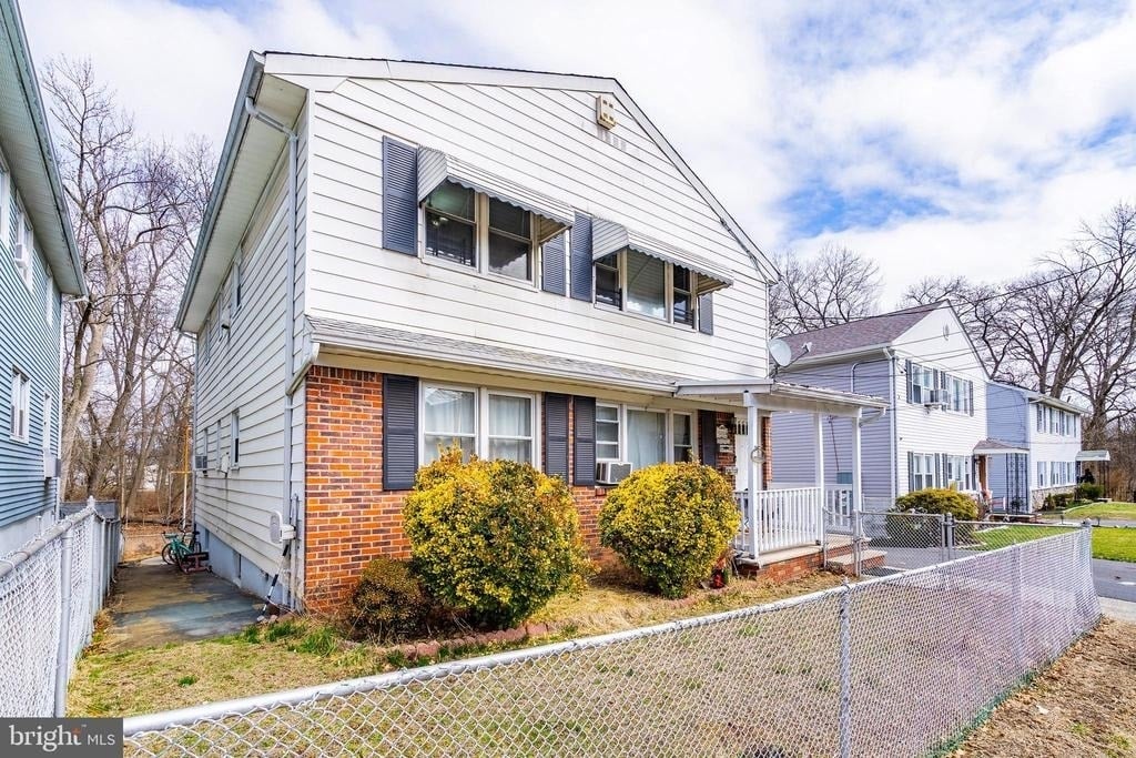 511 Jackson Avenue - Photo 2