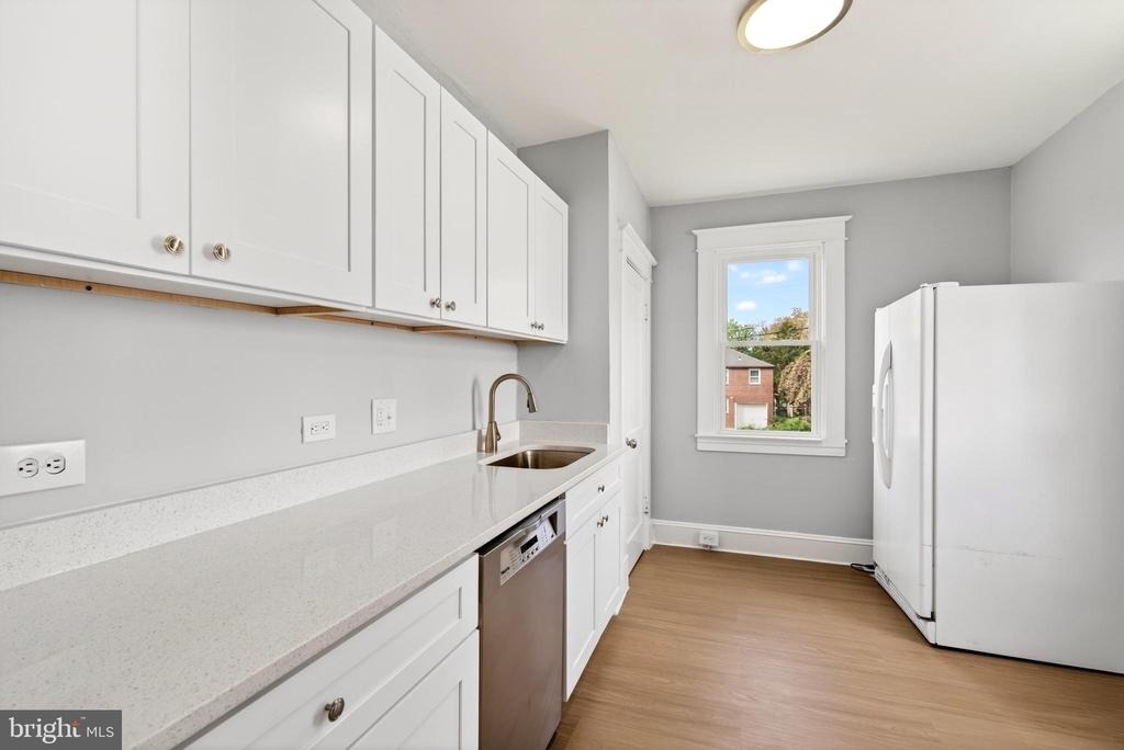 29 Elm Avenue W - Photo 2