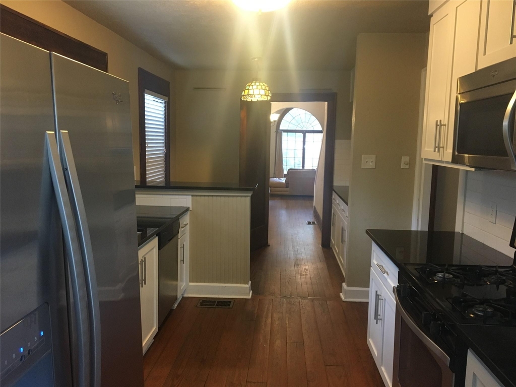 2830 San Gabriel St - Photo 2
