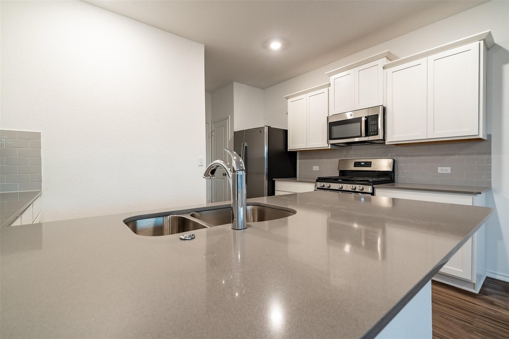 7100 Dancing Wind Ln - Photo 8