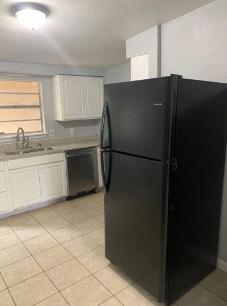 1013 Hackberry St - Photo 1