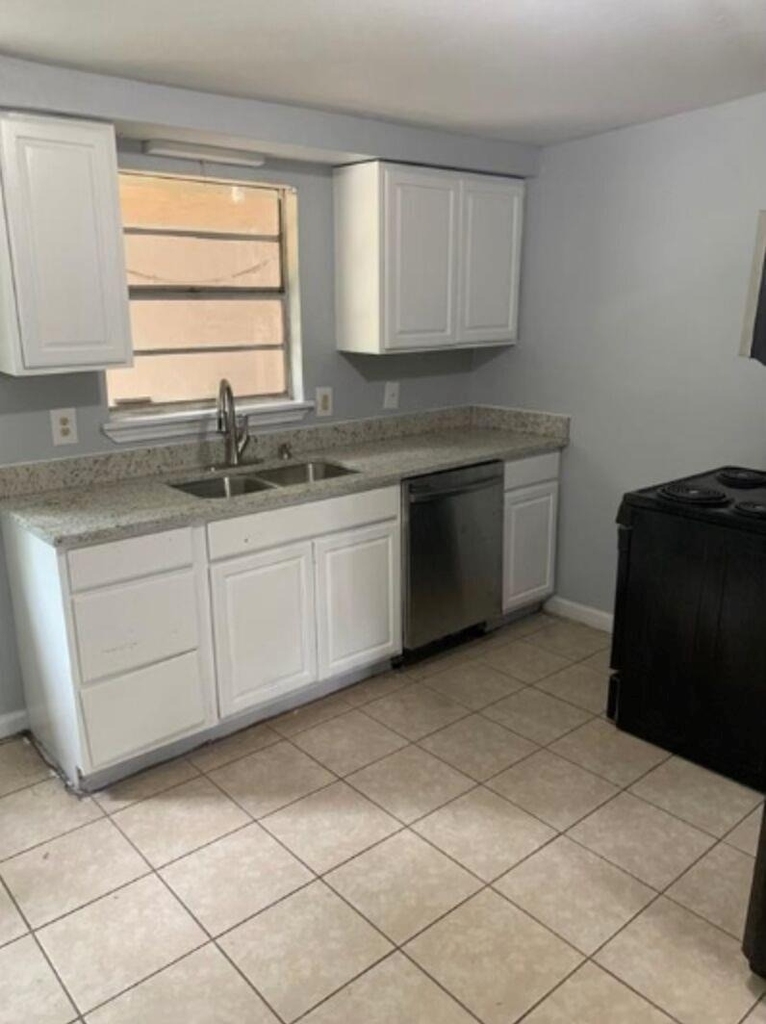 1013 Hackberry St - Photo 0