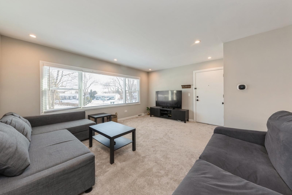 856 E Capri Drive - Photo 1