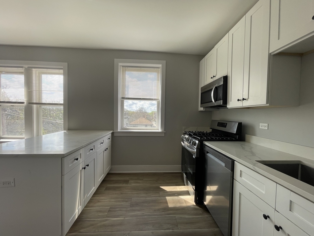 722 N Austin Boulevard - Photo 2
