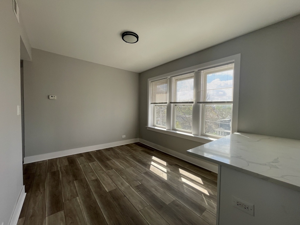 722 N Austin Boulevard - Photo 3
