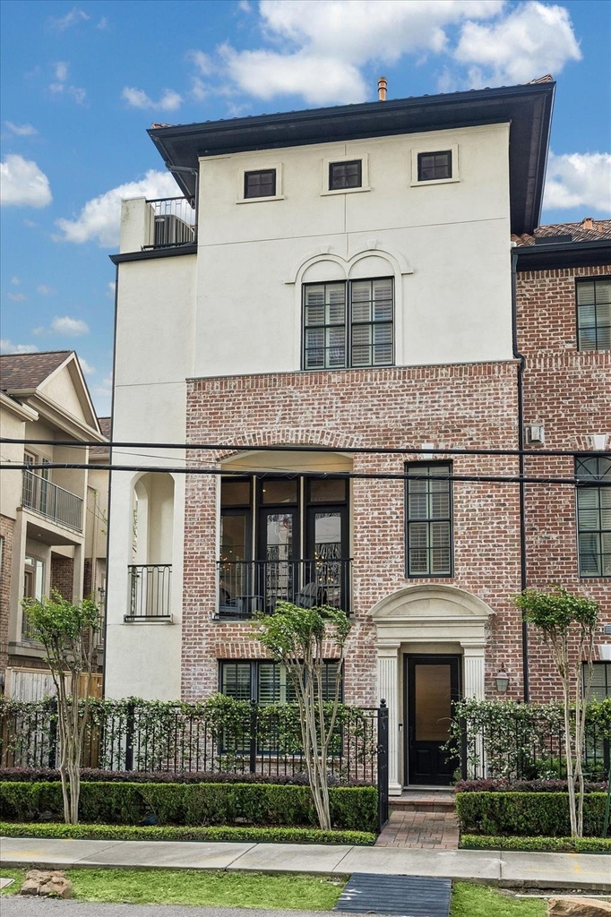 1521 Oakdale Street - Photo 2