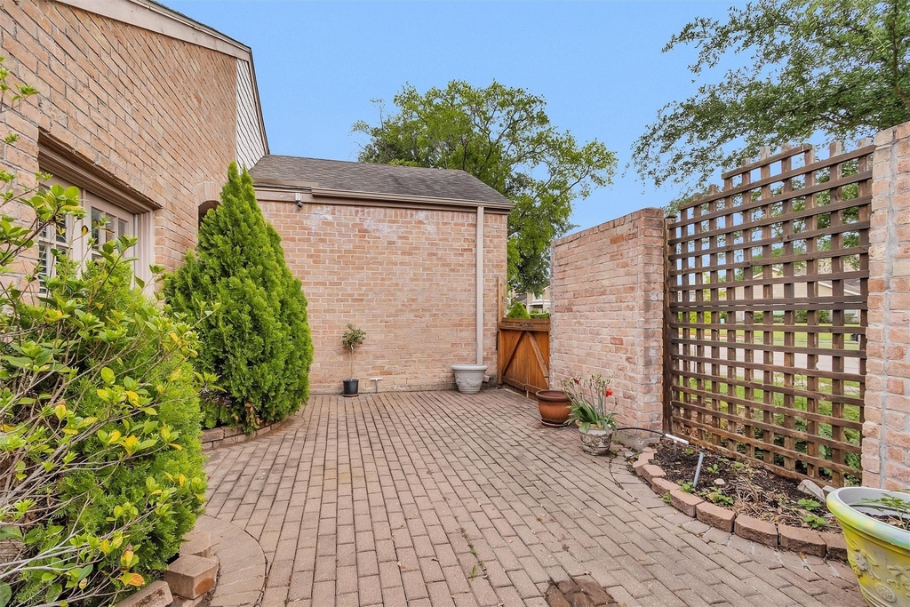 11634 Southlake Drive - Photo 2