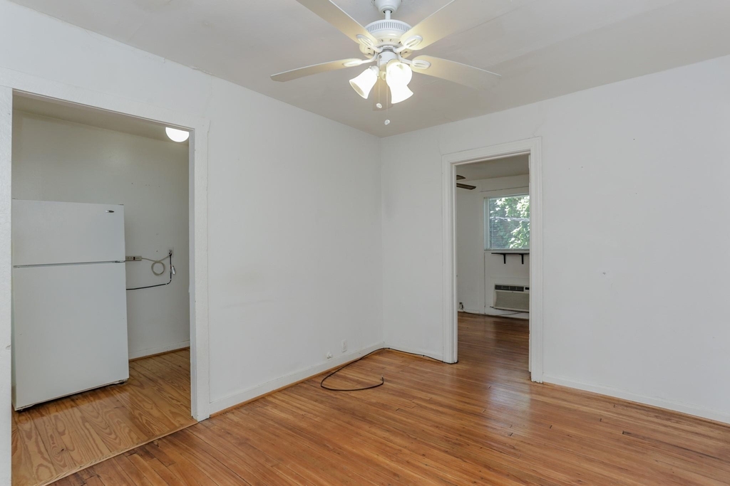1826 1/2 W Main Street - Photo 5
