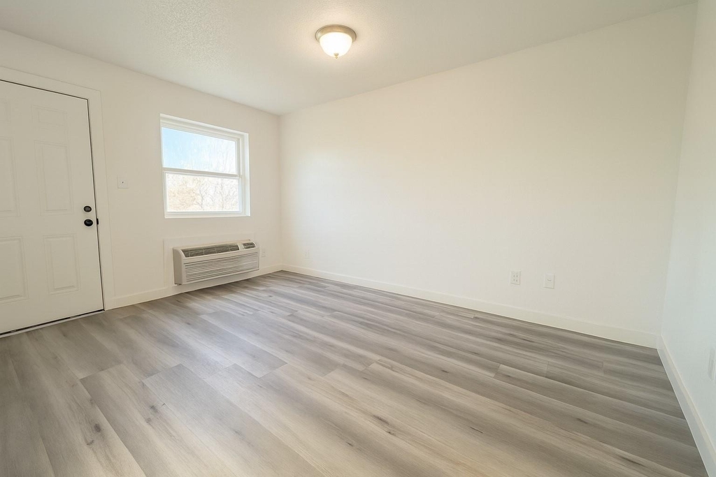 1213 Kingston - Photo 2