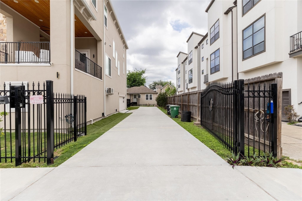 1229 W 21st Street - Photo 2