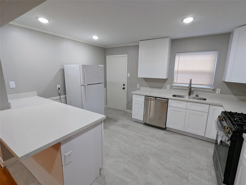 4714 Oakshire Drive - Photo 3