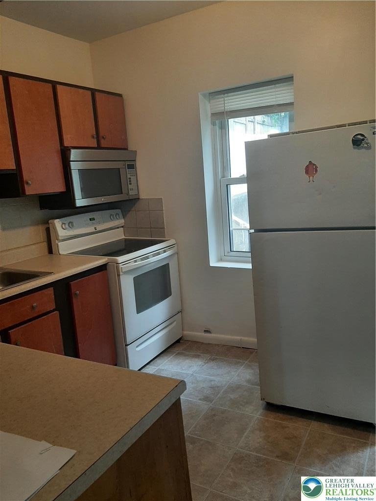 824 E 8th Street E - Photo 1