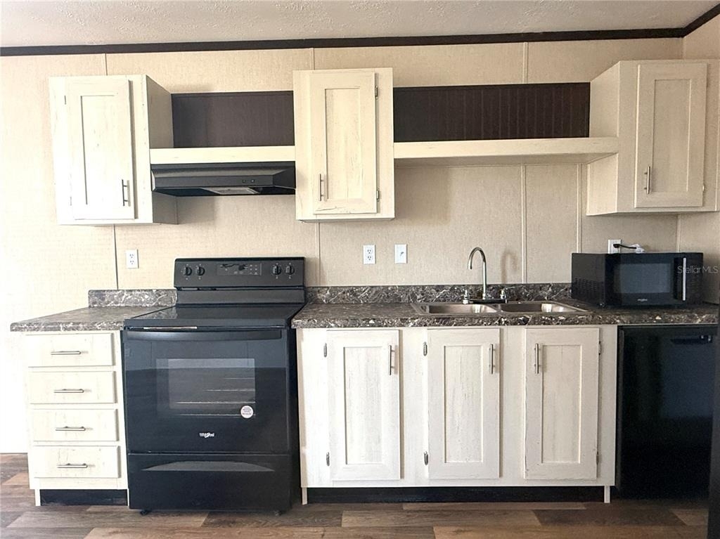 806 Swindell Avenue N - Photo 1