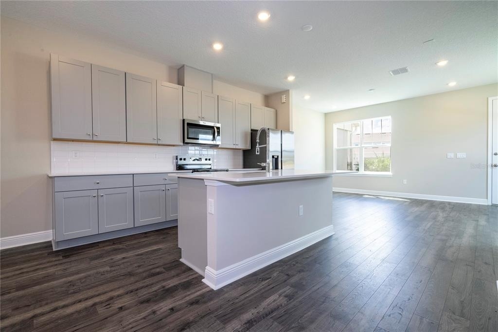 16350 Hamlin View Street - Photo 4