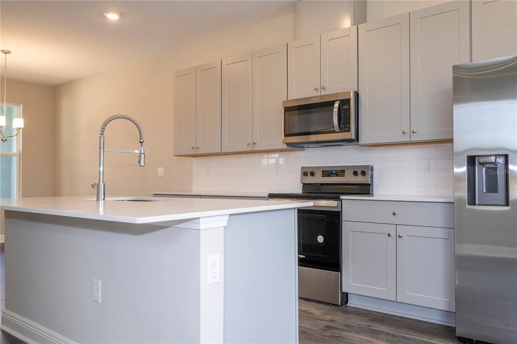 16350 Hamlin View Street - Photo 8