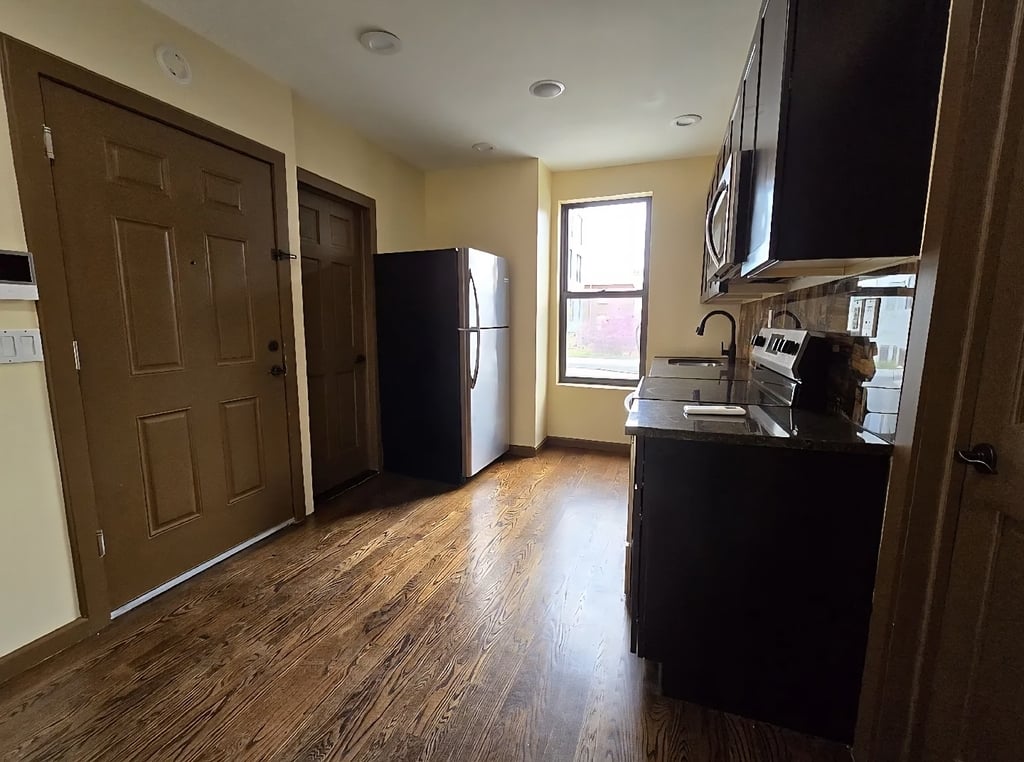 118 Roebling Street - Photo 1