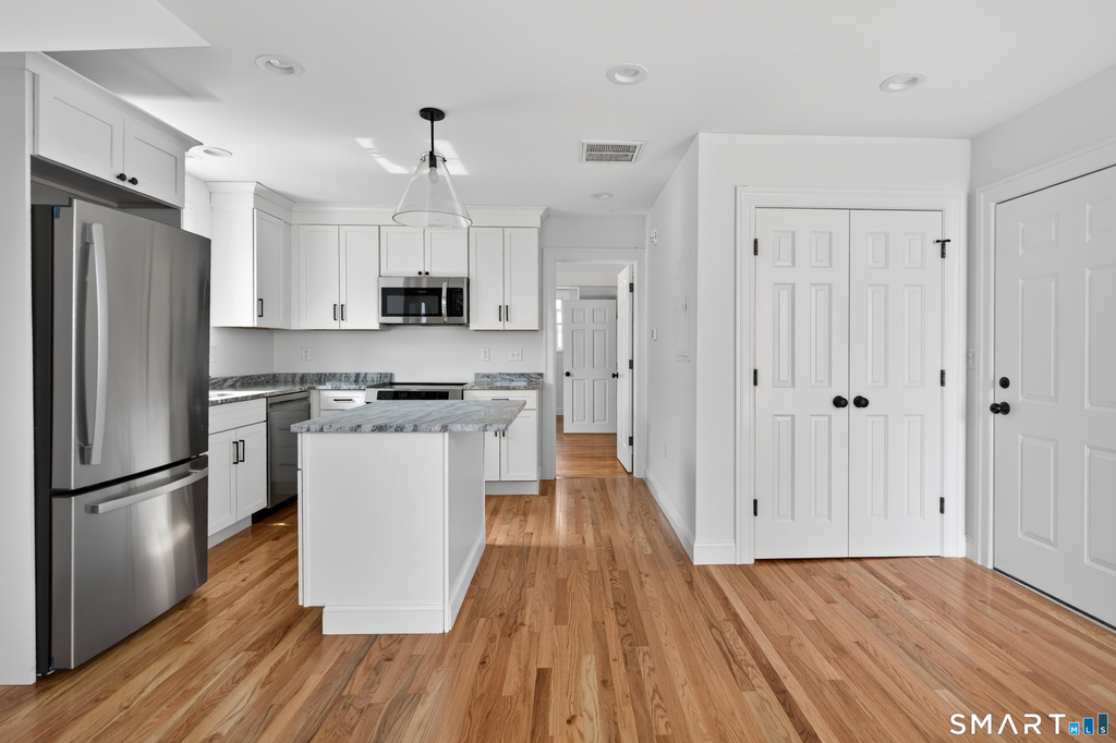 138 Bank Street - Photo 2