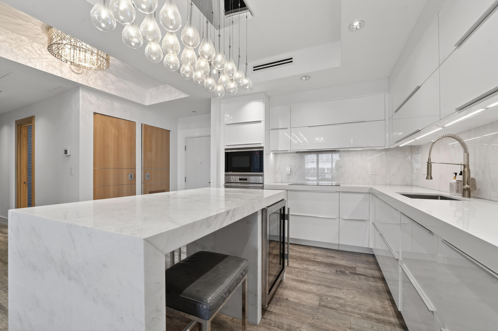 2301 Collins Avenue - Photo 2