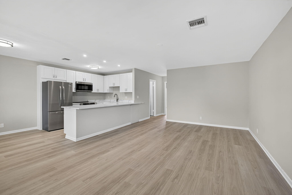 42 Easthampton B - Photo 2