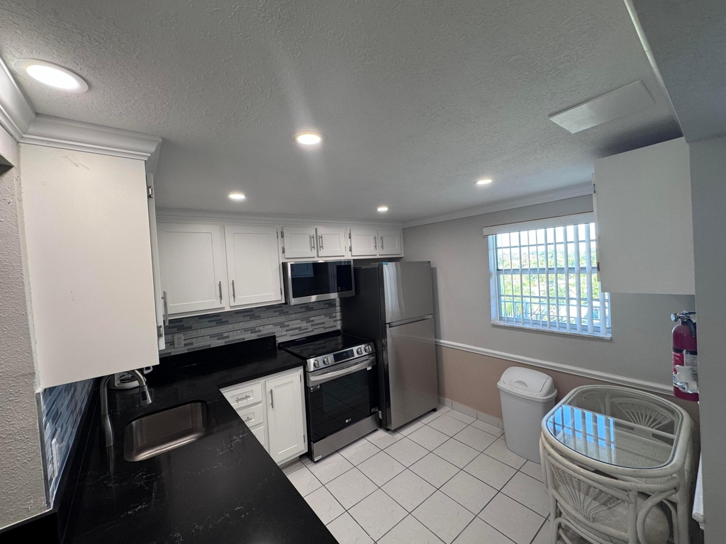 300 Ne 26th Avenue - Photo 0