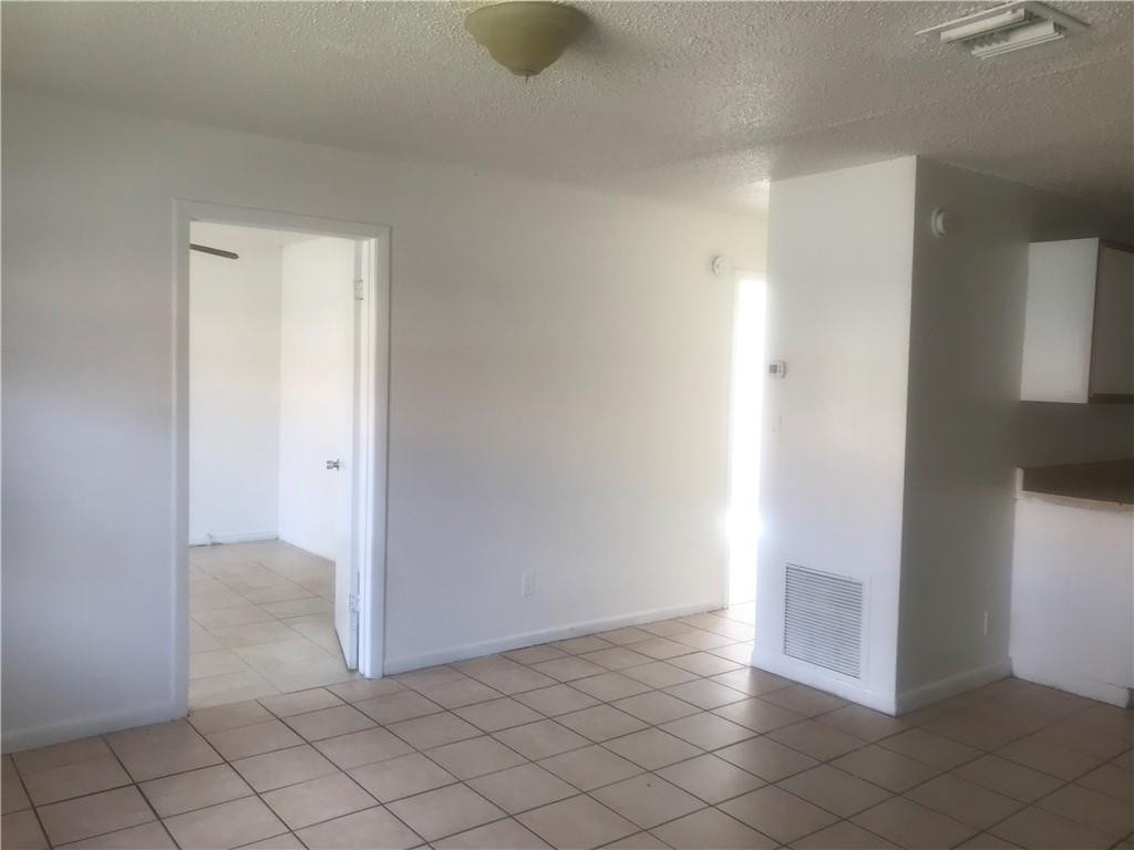 1038 Nw 8th Avenue - Photo 2