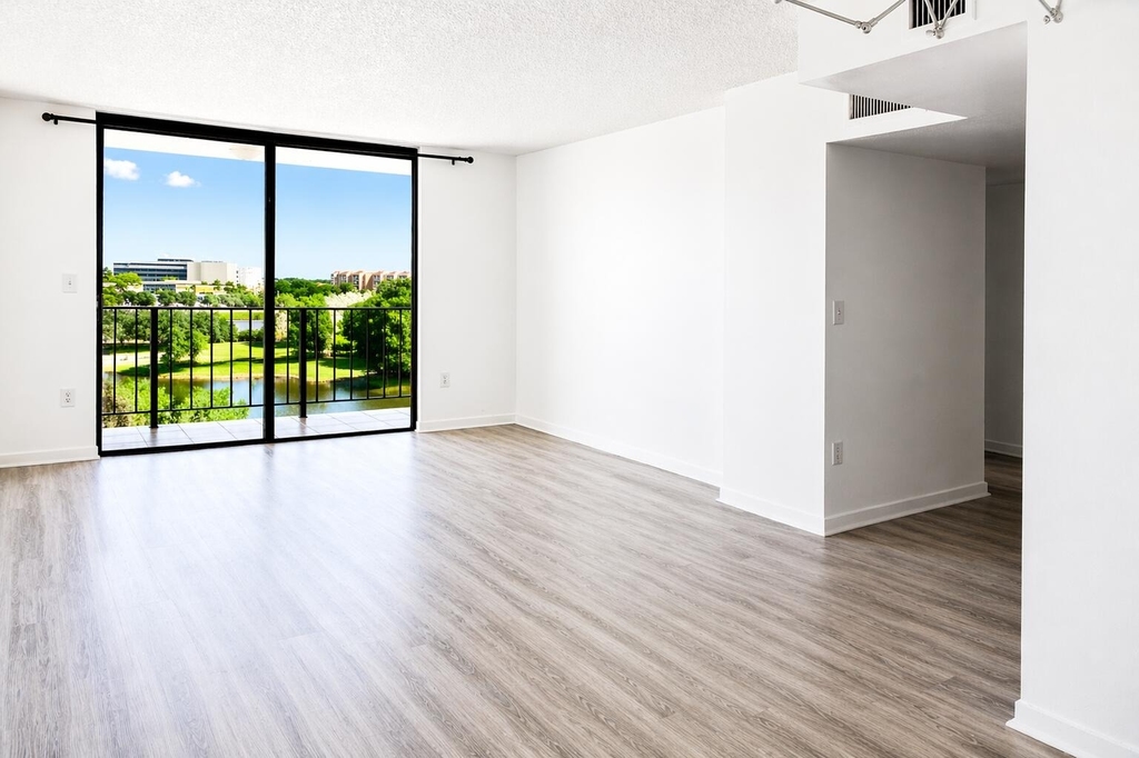 9682 Fontainebleau Boulevard - Photo 2
