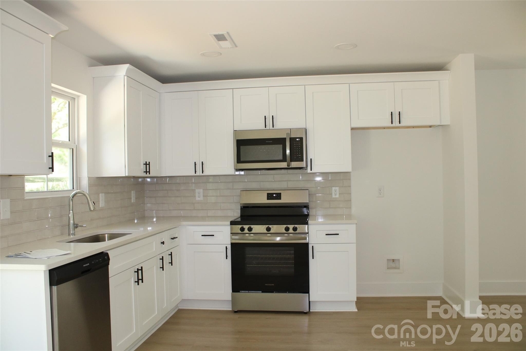 562 W Park Avenue - Photo 2