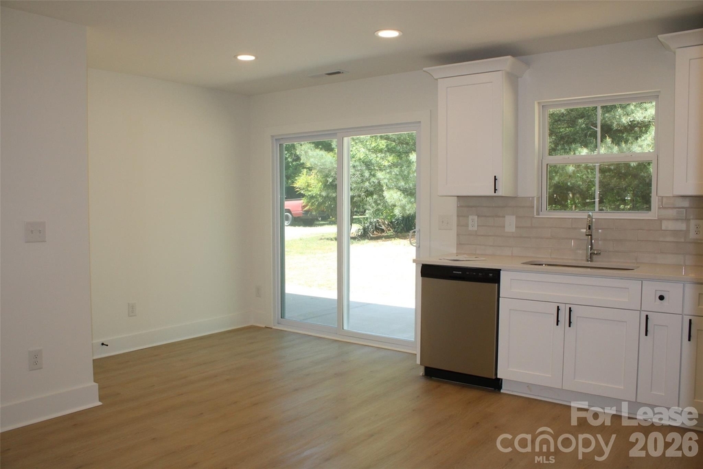 562 W Park Avenue - Photo 4