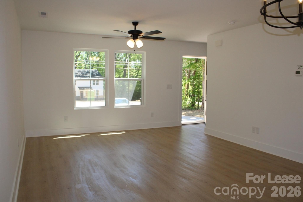 562 W Park Avenue - Photo 5