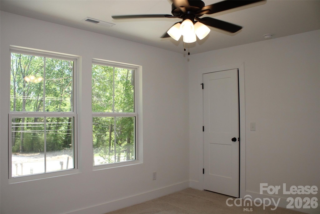 562 W Park Avenue - Photo 9